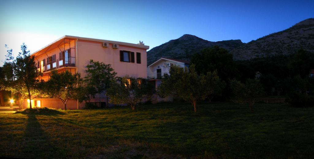 Apartments And Rooms Mare-Monti Starigrad Paklenica Exteriör bild