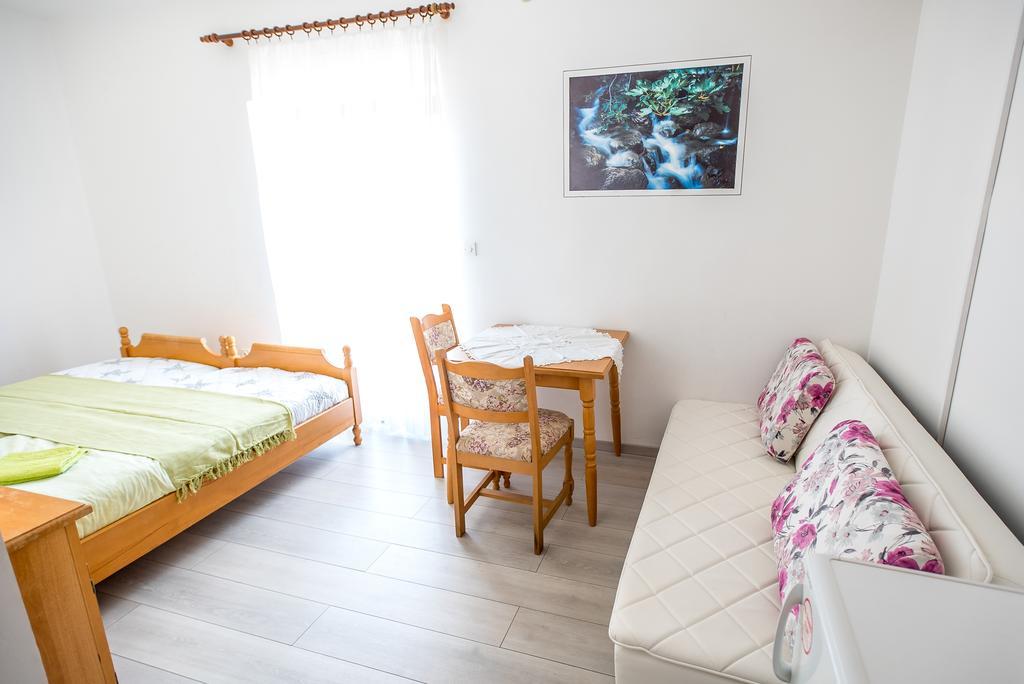 Apartments And Rooms Mare-Monti Starigrad Paklenica Exteriör bild
