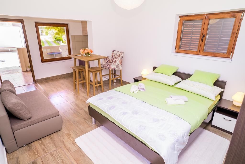 Apartments And Rooms Mare-Monti Starigrad Paklenica Exteriör bild