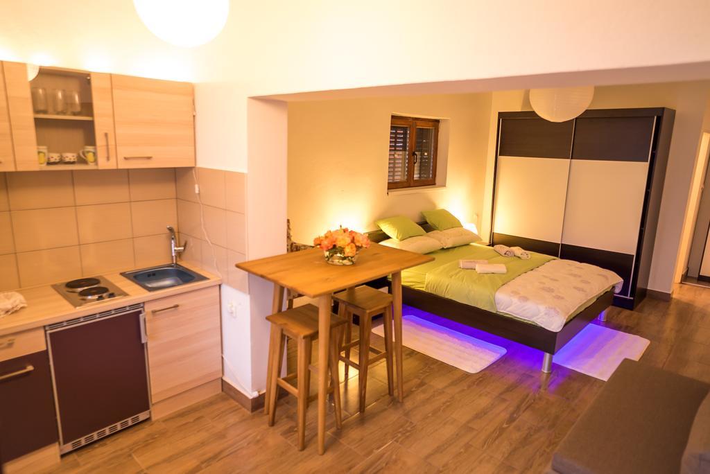Apartments And Rooms Mare-Monti Starigrad Paklenica Exteriör bild